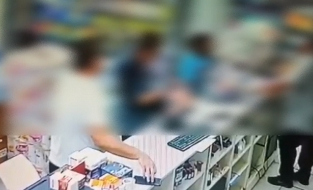 Cmera flagra cliente furtando celular em farmcia no Centro de Itaperuna.