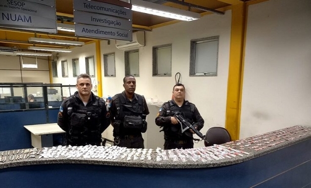 PM apreende mochila com drogas no Centro de Itaperuna