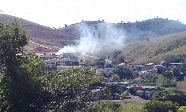 Bombeiros de Itaperuna so acionados aps incndio em residncia.