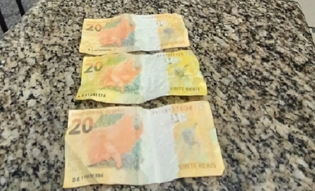 Dona de bar recebe dinheiro falso aps vender bebidas em Raposo