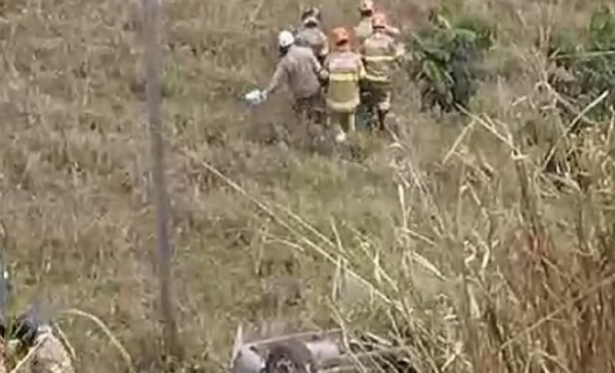 Capotamento de veculo deixa duas pessoas feridas em Itaperuna