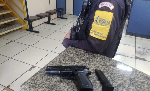 Patrulha escolar apreende simulacro de arma de fogo em colgio de Itaperuna