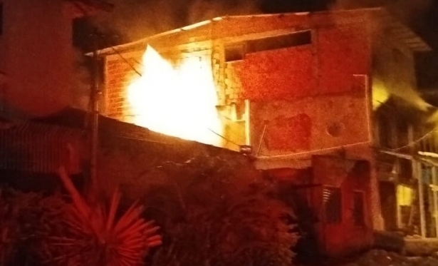 Casa  incendiada no distrito de Rapodo, Itaperuna