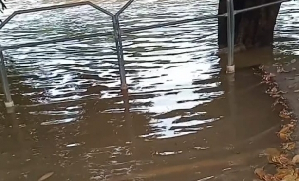 Rio Muria transborda em Itaperuna aps fortes chuvas