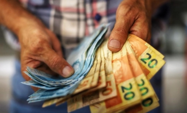 Governo prev salrio mnimo de R$ 1.502,00 para 2025