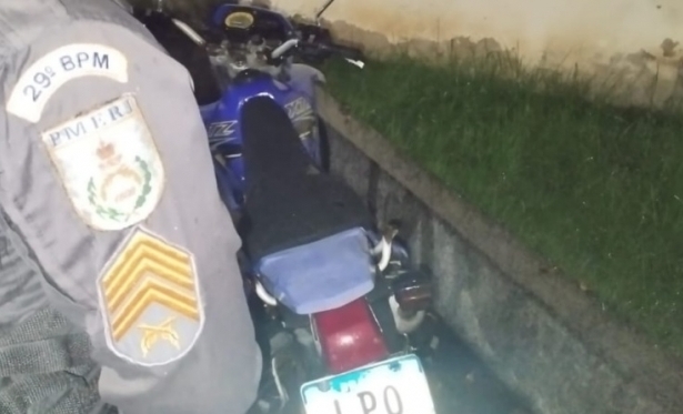 Moto furtada  recuperada pela PM em Itaperuna
