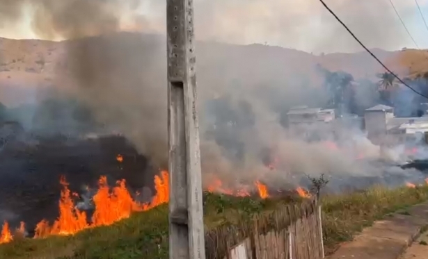 Incndio em rea de Vegetao  Combatido por Bombeiros em Natividade