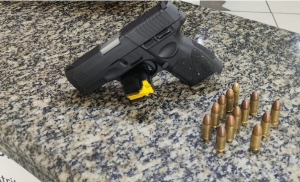 Polcia apreende pistola e munies no bairro Vinhosa, em Itaperuna