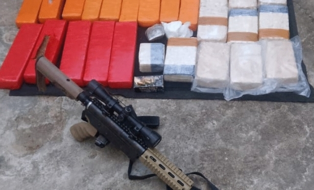 Pol�cia apreende mais de 35 quilos de drogas e fuzil em Itaperuna