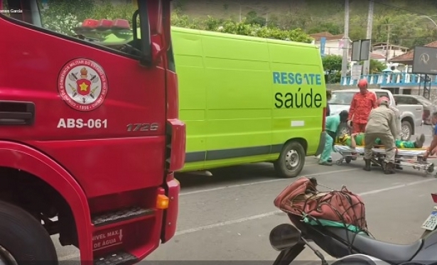 Funcionrio da coleta de lixo e motociclista ficam feridos em atropelamento no Centro de Natividade