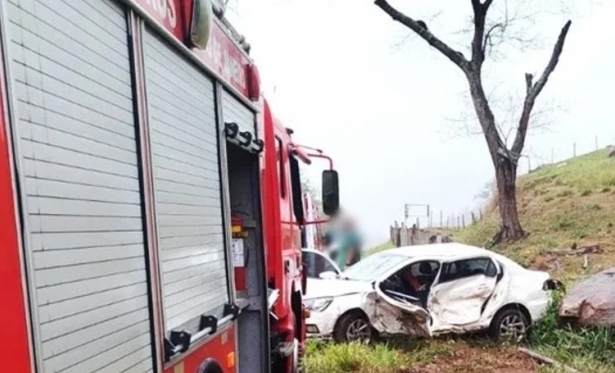 Mulher fica ferida aps carro capotar na RJ-116 entre Aperib e Santo Antnio de Pdua