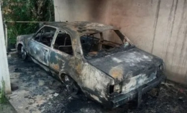 Carro fica destrudo aps ser incendiado em Retiro do Muria