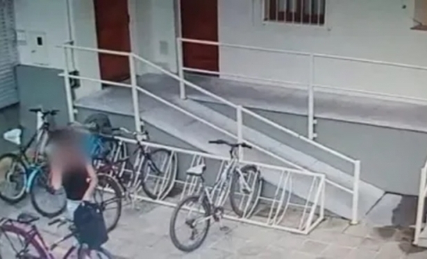 Bicicleta  furtada do ptio de igreja no Centro de Itaperuna