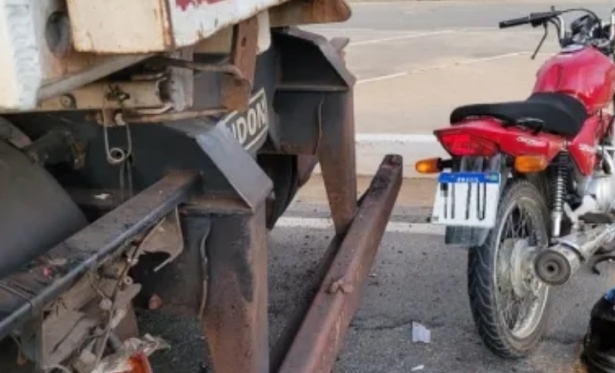 Motociclista morre aps bater na traseira de carreta parada em Itaperuna