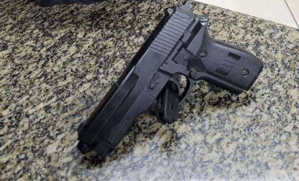 Homem entrega pistola arma falsa  polcia em Itaperuna aps postar fotos nas redes sociais