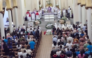 Fiis dos municpios do noroeste prestam ltima homenagem a Dom Roberto Guimares
