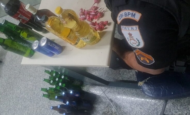 Sete pessoas so flagradas furtando bebidas em bar de clube em Itaperuna.