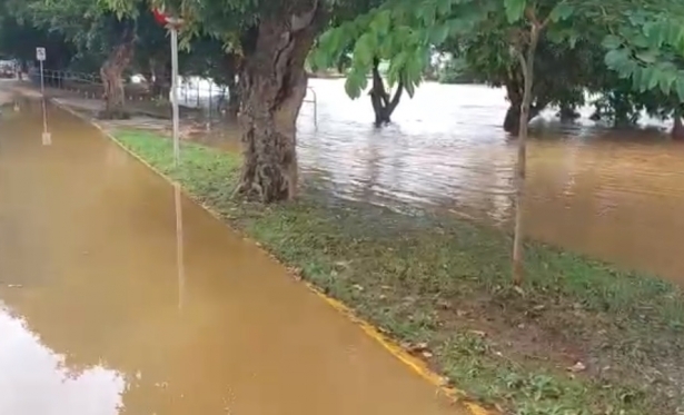Depois das fortes chuvas, Rio Muriaé transborda em Itaperuna