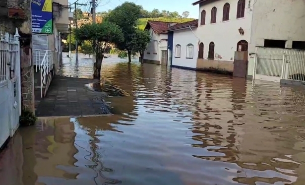 Itaperuna - Nível do Rio Muriaé chegou a atingir 4,97 cm durante a madrugada desta quinta-feira, 26.
