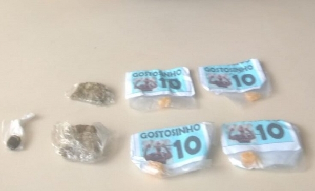 Drogas escondidas em mochila so apreendidas pela PM em Itaperuna