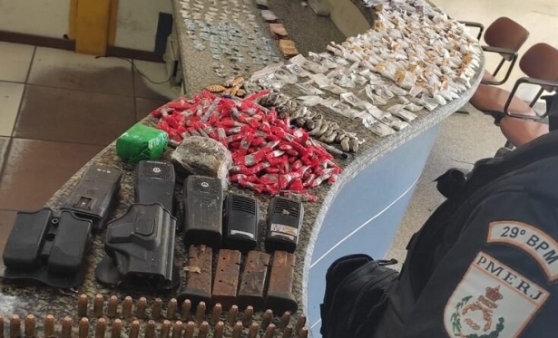 PM apreende munies e materiais entorpecentes no Centro de Itaperuna