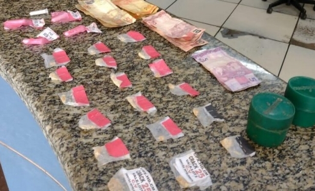 Polcia encontra drogas e dinheiro durante buscas em Itaperuna