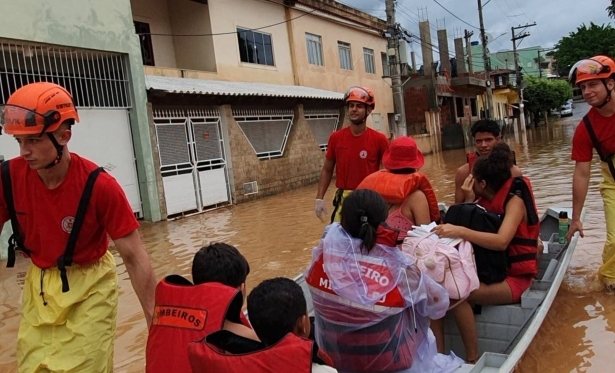 Quatro pessoas, incluindo um beb, so resgatadas de inundao em Bom Jesus do Itabapoana