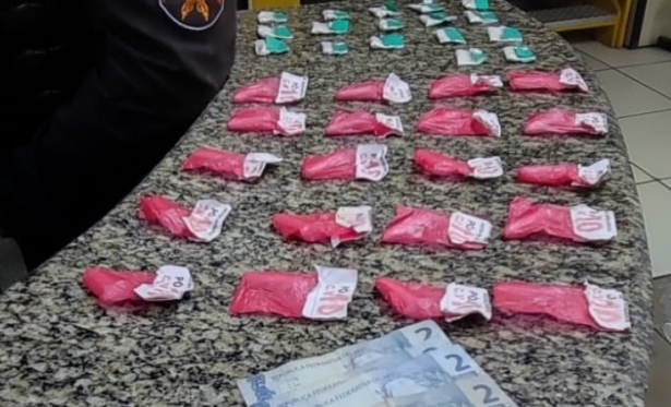 Apreenso de drogas e dinheiro em Itaperuna aps abordagem policial