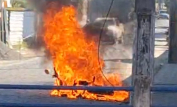 Moto  Destruda por Incndio no Bairro Cehab em Itaperuna