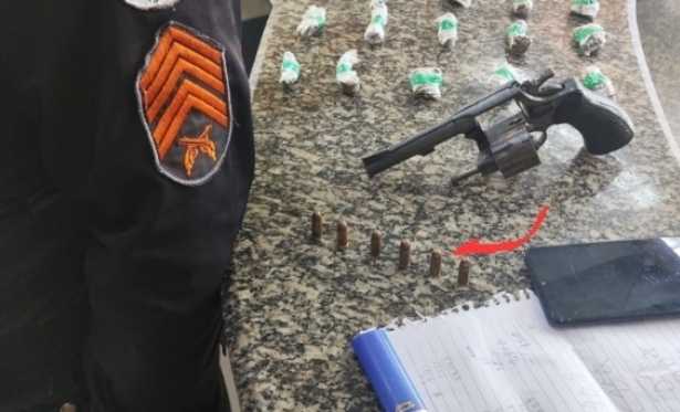 Suspeito  Preso por Trfico de Drogas e Porte Ilegal de Arma aps em Itaperuna