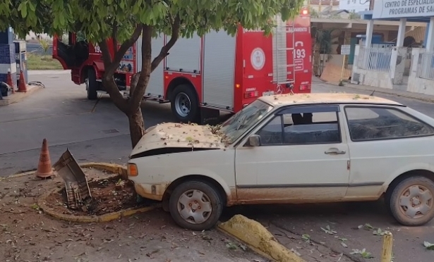 Acidente de Trnsito na rea Central de Natividade Deixa Motorista Ferido