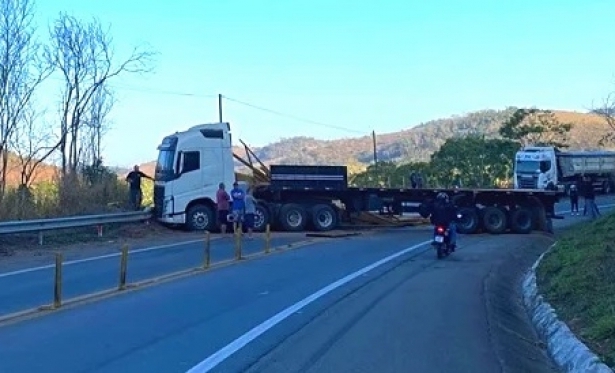 Caminho carregado com madeira tomba na BR-356 entre Italva e Itaperuna