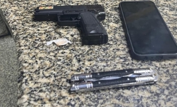 Polcia Militar Apreende Simulacro de Pistola e Outros Itens em Abordagem em So Jos de Ub