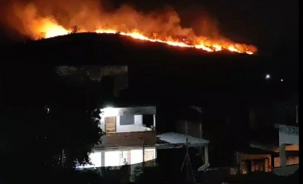 Incndio de Grandes Propores Atinge Morro no Bairro Nova Cidade, em Italva