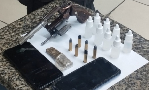 Polcia Militar apreende armas, drogas e lol em operao no bairro Fiteiro, Itaperuna