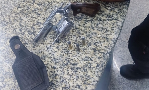 Motorista  preso com arma de fogo durante abordagem na zona rural de Itaperuna