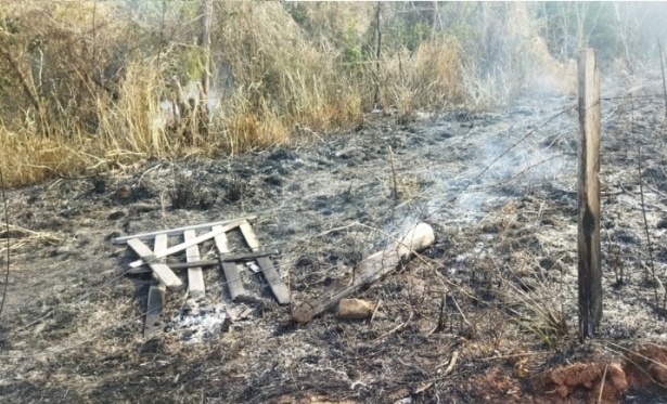 Incndio criminoso atinge rea de 2.000 m em Retiro do Muria, Itaperuna