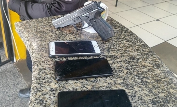 Polcia Militar apreende rplica de pistola em abordagem a carro de aplicativo em Itaperuna