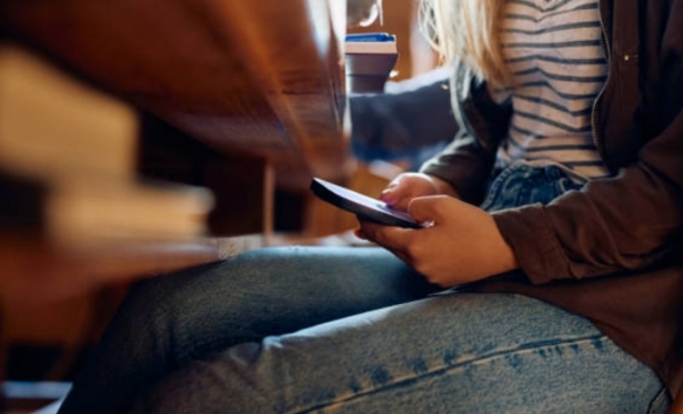 Câmara dos Deputados aprova projeto que proíbe uso de celulares nas escolas