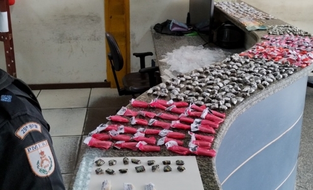 Polícia apreende drogas e detém suspeito em condomínio do Minha Casa, Minha Vida em Itaperuna