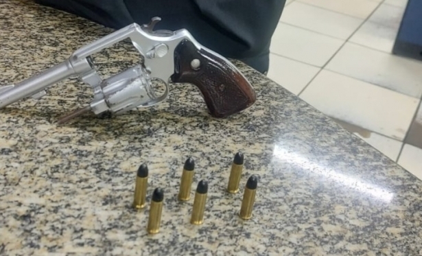 Polícia Militar prende suspeito armado no bairro Vale do Sol, em Itaperuna