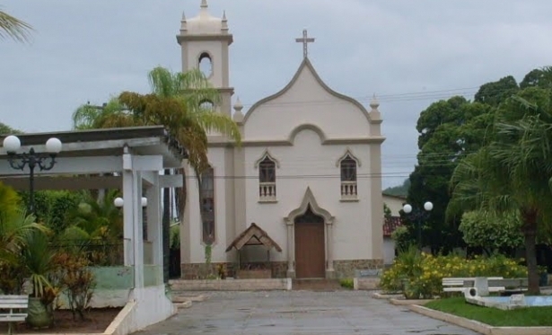 Homem invade igreja em Itaocara, interrompe missa e ameaa padre