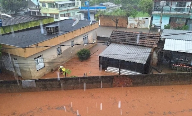 Chuva forte causa alagamentos e prejuzos em Italva nesta sexta-feira  