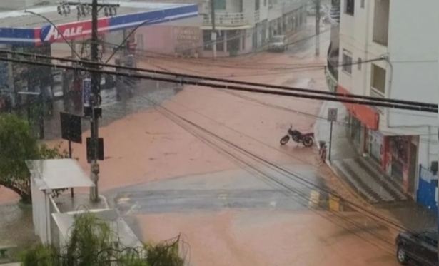 Chuva forte alaga ruas de Bom Jesus do Itabapoana