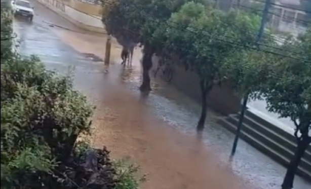 Chuva forte provoca alagamentos em Miracema neste sbado (30)