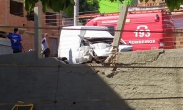 Motorista perde controle do carro e bate em muro de igreja em Itaperuna
