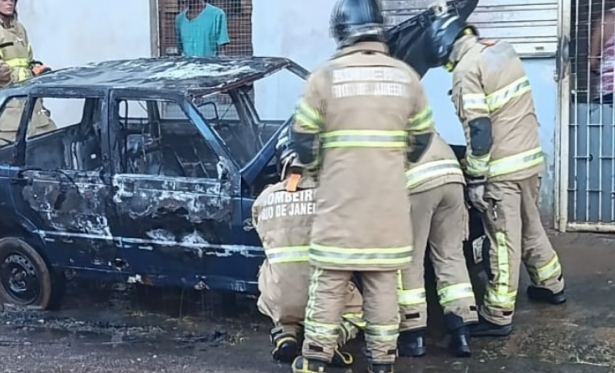 Carro pega fogo e fica destrudo em Itaperuna