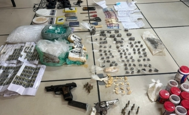 Polícia prende três suspeitos e apreende armas e drogas em Itaperuna