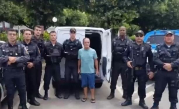 Aposentado fica preso em baú de veículo e é resgatado por policiais no Centro de Itaperuna