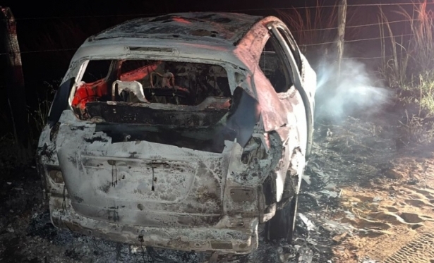 Carro é incendiado após motorista dar carona a desconhecidos em São José de Ubá